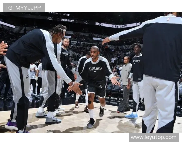 保罗短暂出场7分钟助攻2次全队唯一正负值为正值表现出色 保罗短暂出场7分钟助攻2次全队唯一正负值为正值表现出色