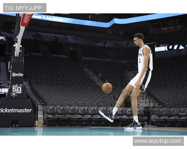 内维尔批评卢克肖需增强对抗能力以应对激烈比赛挑战 内维尔批评卢克肖需增强对抗能力以应对激烈比赛挑战